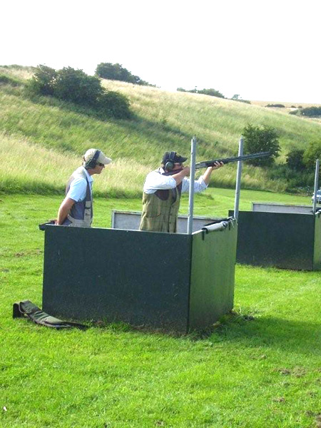 MONCKTON-SHOOTING-GROUND-THE-SHOOTING-GROUNDS-SIMON-WARD-GIVING-LIAM-BOTHAM-SHOOTING-TUTION.JPG